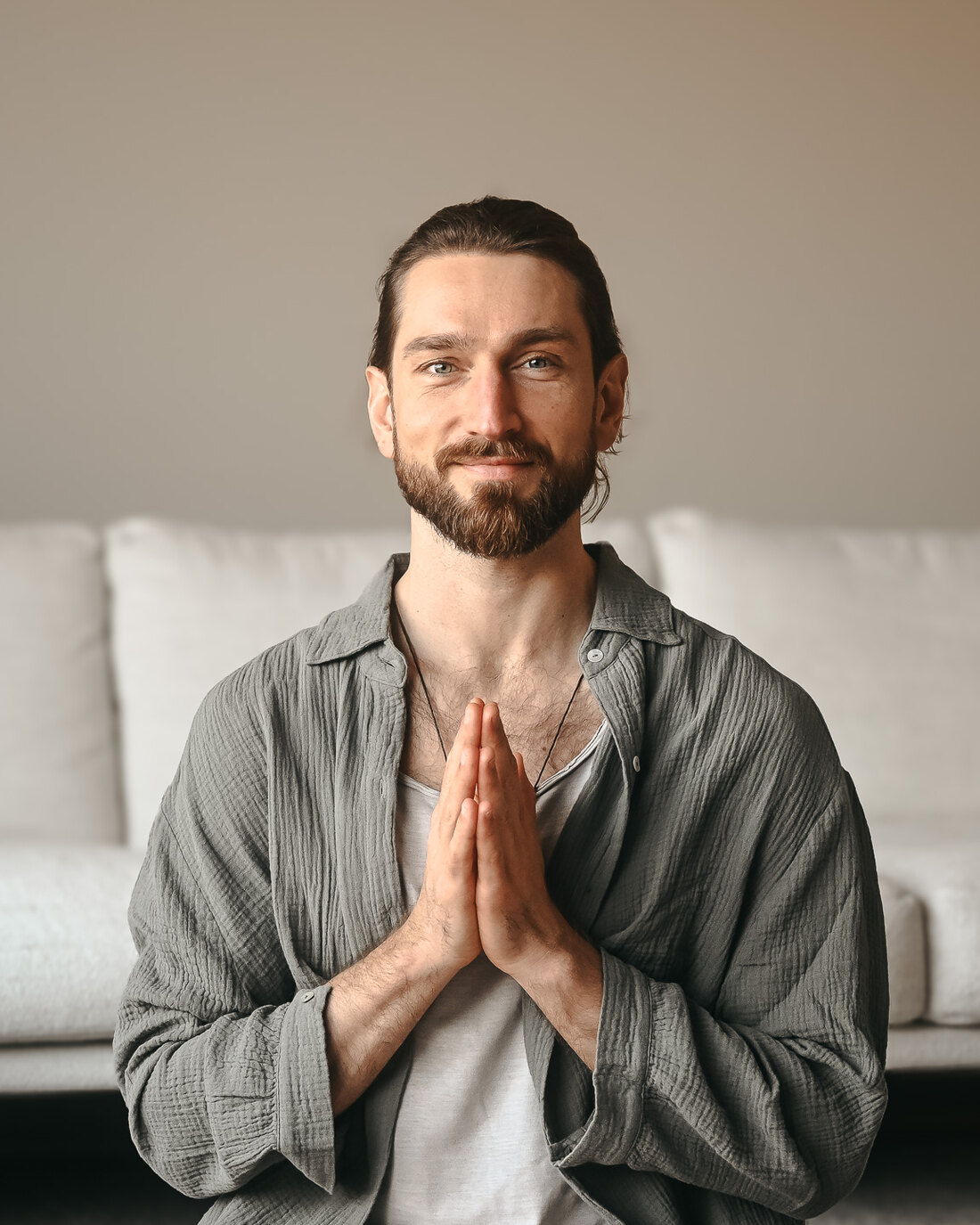 Yogi Igor im Namaste, freundlich lächelnd