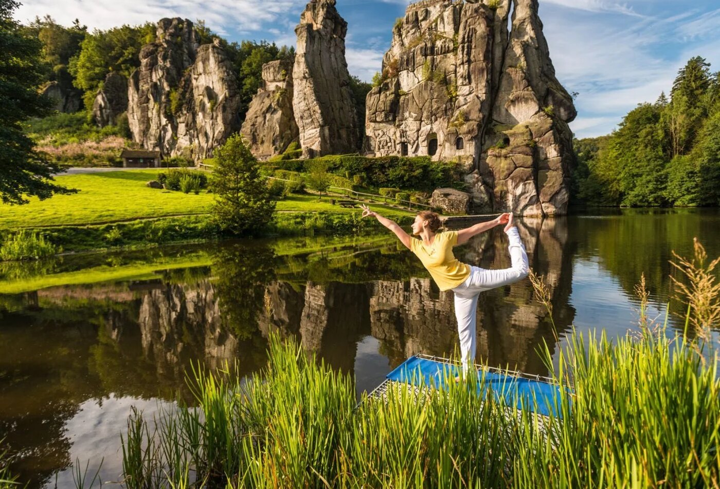 Yoga an den Externsteinen im Teutoburger Wald