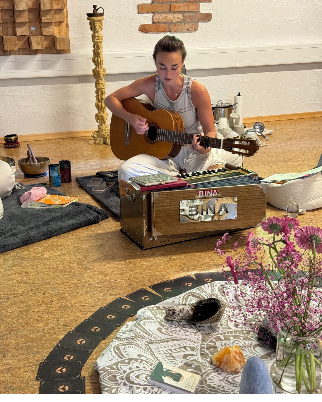 Lisanne begleitet das gemeinsame Singen mit Gitarre und Harmonium