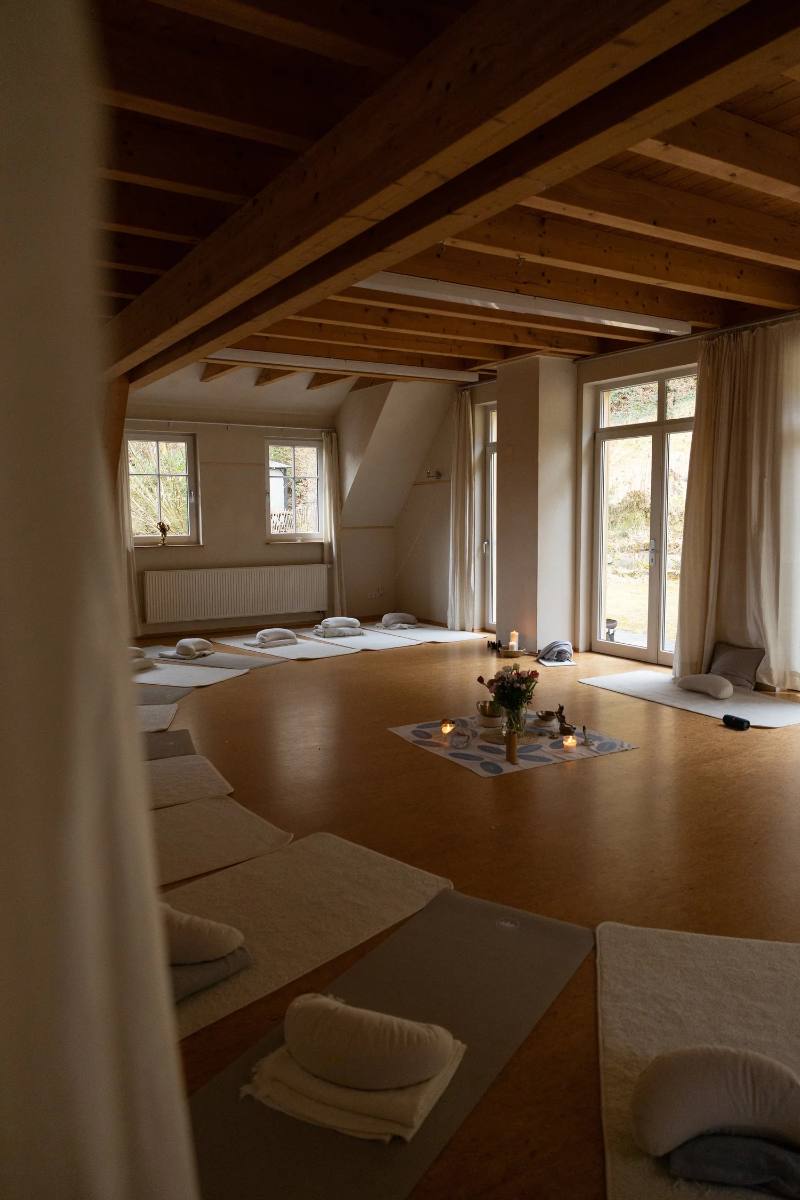 Heller Seminarraum mit Holzdecke