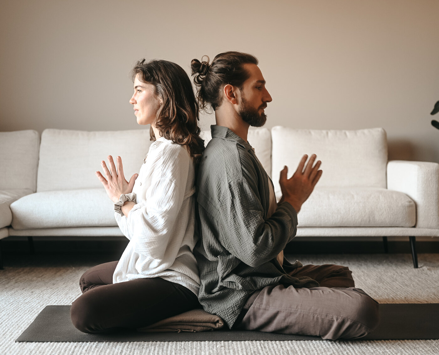 Igor und Alisa Rücken an Rücken in Meditation