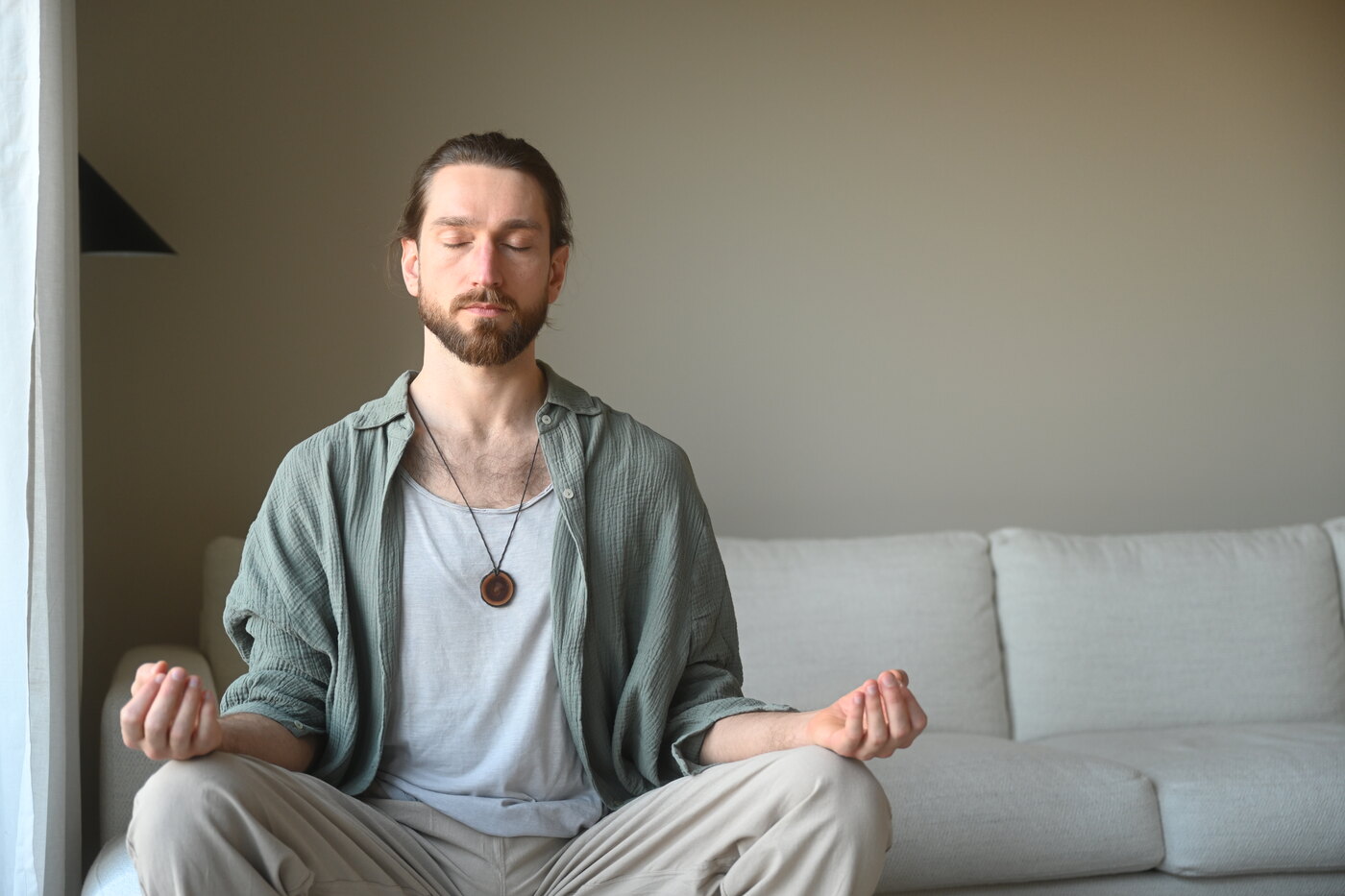 Yogi Igor in stiller Meditation im Schneidersitz