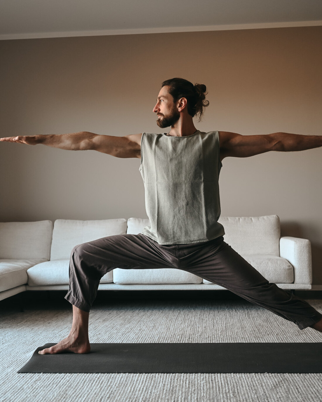 Yogi Igor in einer kraftvollen, präzise ausgerichteten Yogahaltung