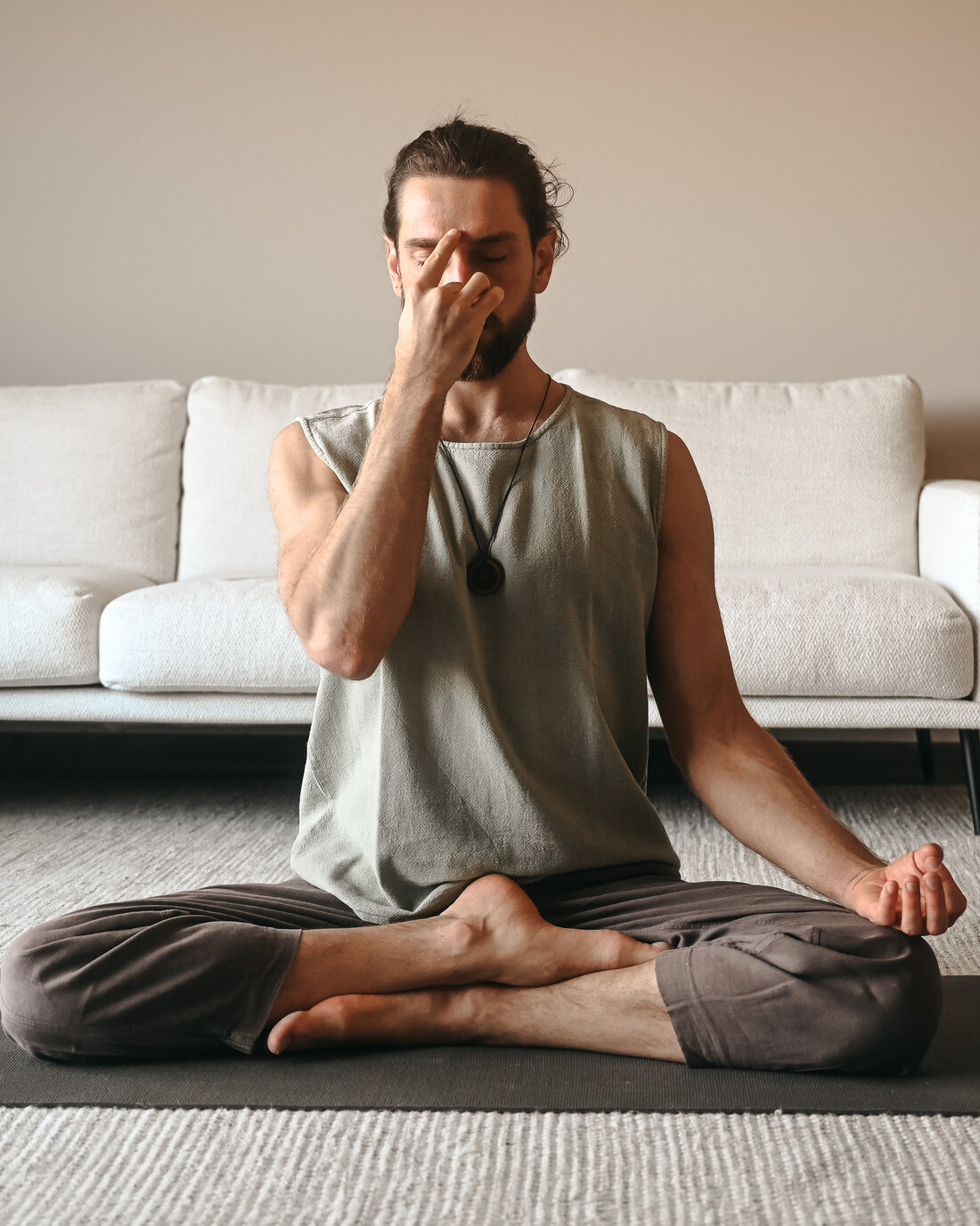 Yogi Igor übt bewusste Atmung im Sitzen