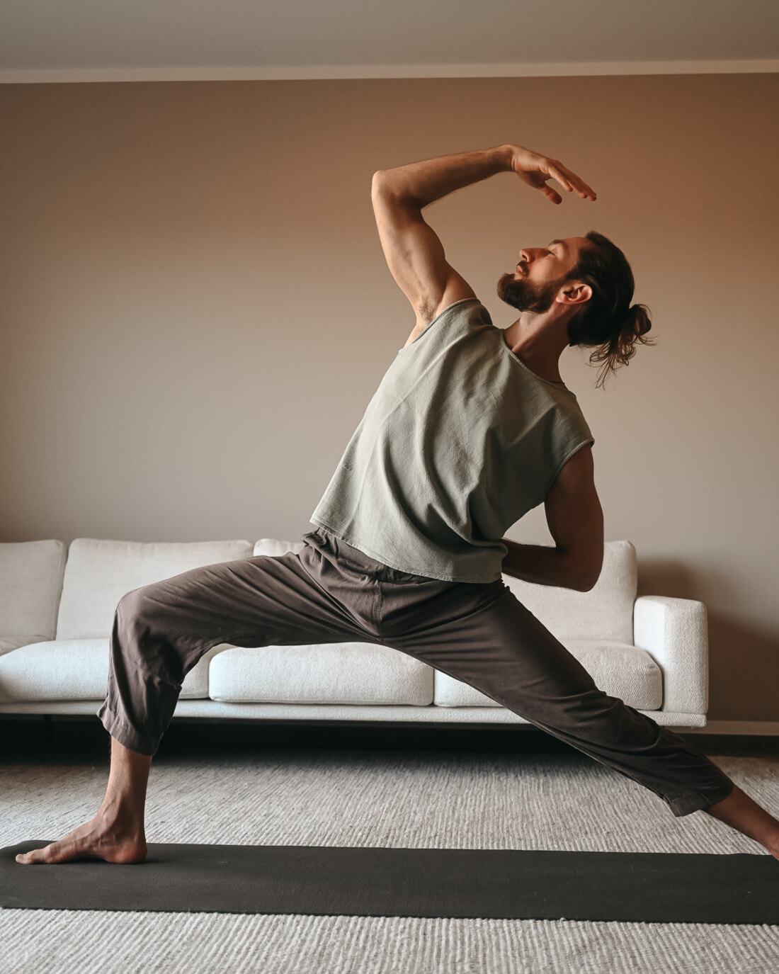 Yogi Igor in einer weiten, geöffneten Yogahaltung
