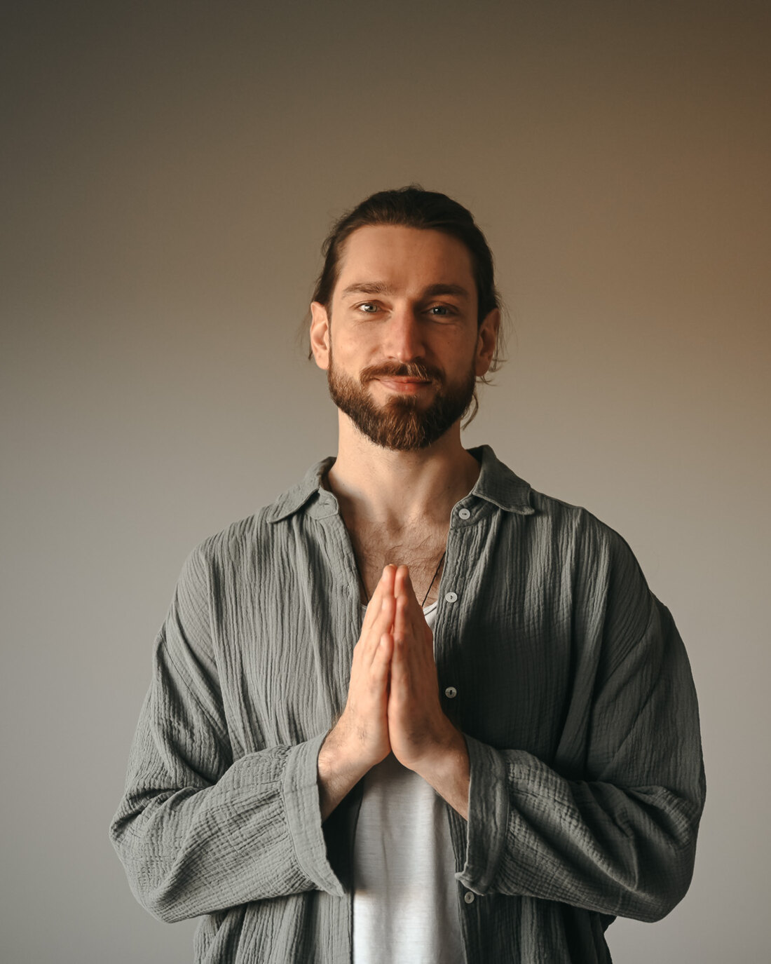 Yogi Igor mit Händen vor dem Herzen, ein Sankalpa setzend