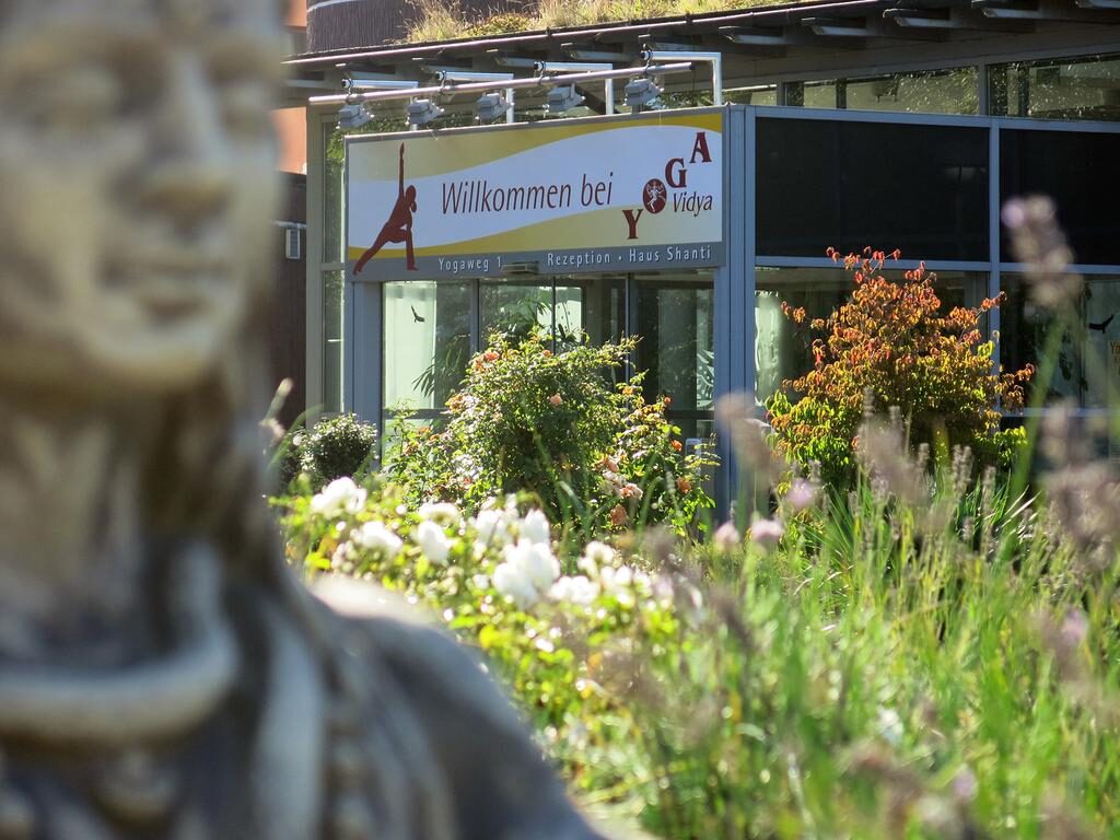 Devi-Statue im Lavendelgarten