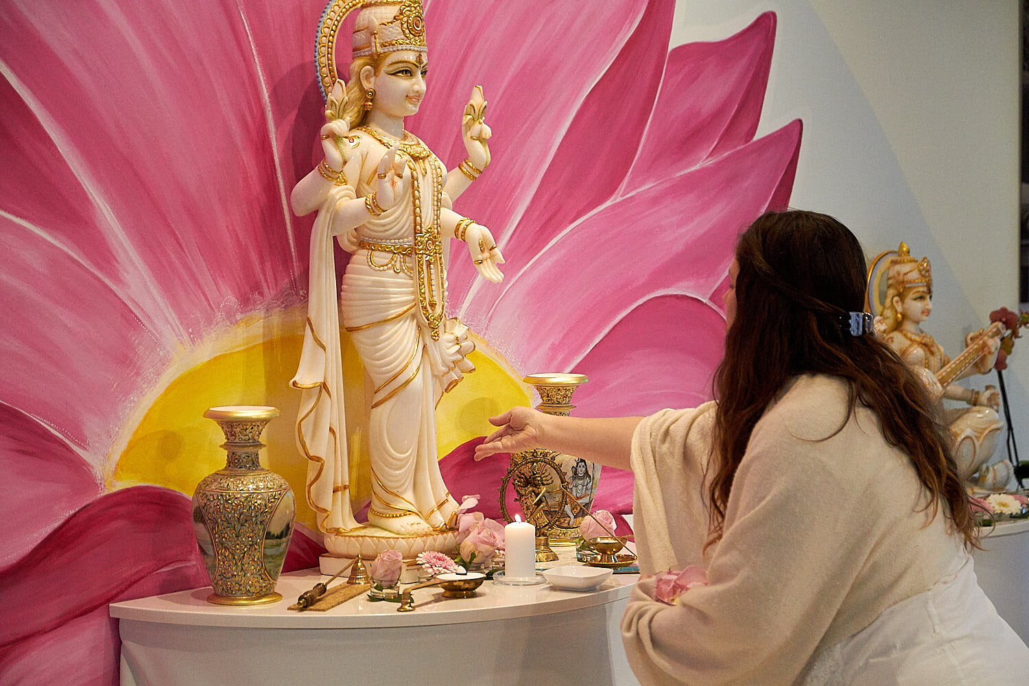 Puja am Altar im Ashram