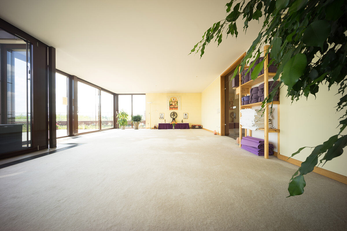 Große, lichtdurchflutete Yogahalle im Ashram